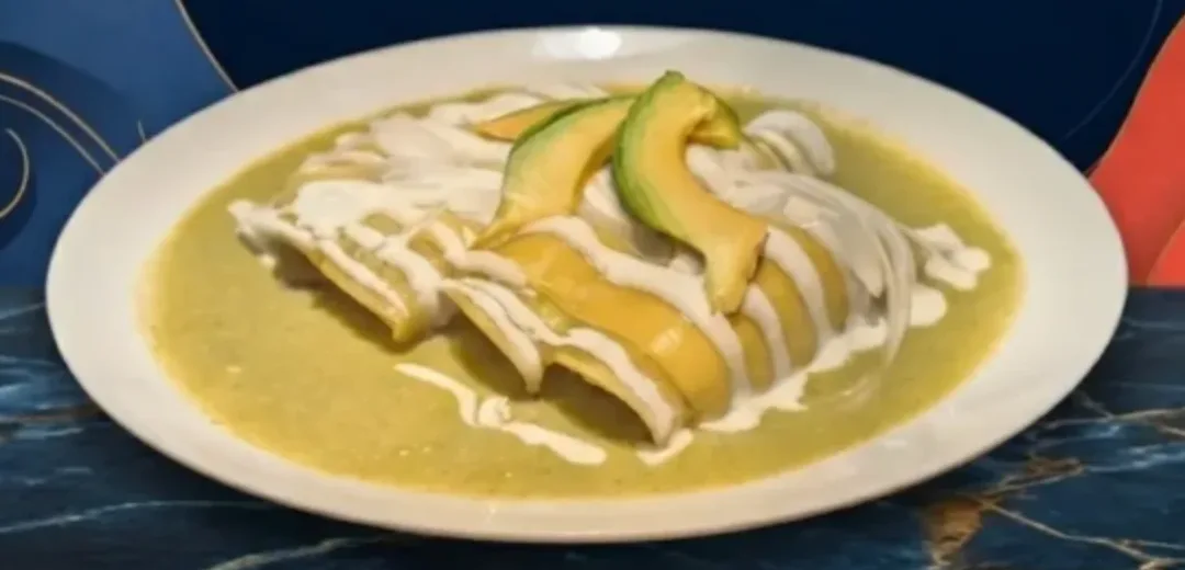 Enchiladas suizas con salsa verde, crema y aguacate, uno de los desayunos de Cafété
